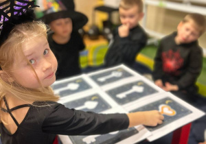 "Andrzejkowe Czary- Mary"- eksperymenty w grupie VI