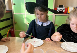 "Andrzejkowe Czary- Mary"- eksperymenty w grupie VI