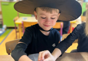 "Andrzejkowe Czary- Mary"- eksperymenty w grupie VI