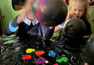 "Andrzejkowe Czary- Mary"- eksperymenty w grupie VI