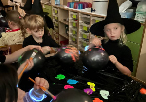 "Andrzejkowe Czary- Mary"- eksperymenty w grupie VI