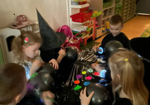 "Andrzejkowe Czary- Mary"- eksperymenty w grupie VI