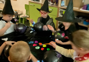 "Andrzejkowe Czary- Mary"- eksperymenty w grupie VI