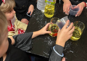 "Andrzejkowe Czary- Mary"- eksperymenty w grupie VI