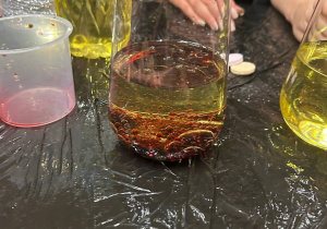 "Andrzejkowe Czary- Mary"- eksperymenty w grupie VI