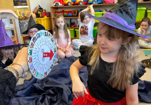 Magia, wróżby i wspólna zabawa w grupie III