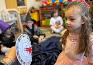 Magia, wróżby i wspólna zabawa w grupie III