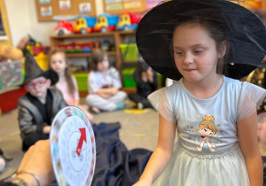 Magia, wróżby i wspólna zabawa w grupie III