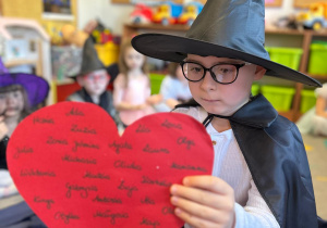 Magia, wróżby i wspólna zabawa w grupie III