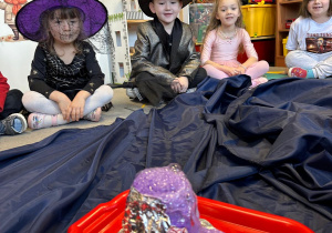 Magia, wróżby i wspólna zabawa w grupie III