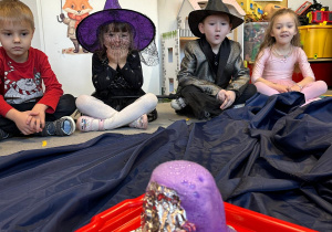 Magia, wróżby i wspólna zabawa w grupie III