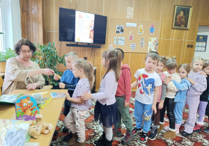 Dzień Pluszowego Misia i misiowa przygoda w bibliotece - gr. XII