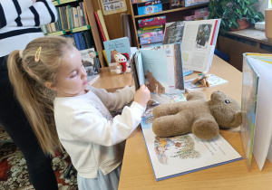 Dzień Pluszowego Misia i misiowa przygoda w bibliotece - gr. XII