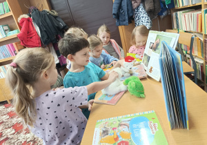 Dzień Pluszowego Misia i misiowa przygoda w bibliotece - gr. XII