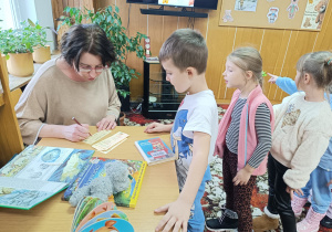 Dzień Pluszowego Misia i misiowa przygoda w bibliotece - gr. XII