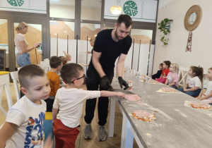 "Jak powstaje pizza?" - czyli kulinarne warsztaty w gr. XII