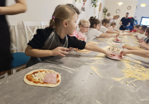 "Jak powstaje pizza?" - czyli kulinarne warsztaty w gr. XII
