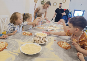 "Jak powstaje pizza?" - czyli kulinarne warsztaty w gr. XII