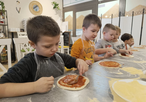 "Jak powstaje pizza?" - czyli kulinarne warsztaty w gr. XII