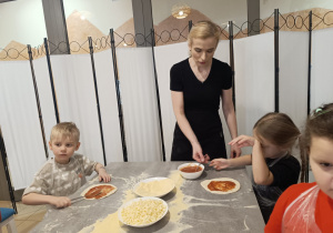 "Jak powstaje pizza?" - czyli kulinarne warsztaty w gr. XII