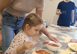"Jak powstaje pizza?" - czyli kulinarne warsztaty w gr. XII
