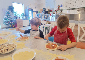 "Jak powstaje pizza?" - czyli kulinarne warsztaty w gr. XII