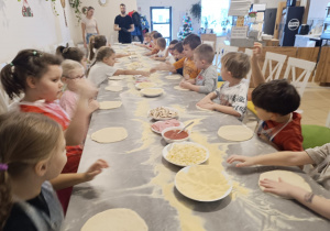 "Jak powstaje pizza?" - czyli kulinarne warsztaty w gr. XII