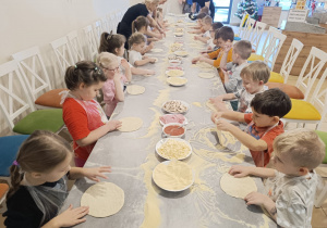 "Jak powstaje pizza?" - czyli kulinarne warsztaty w gr. XII