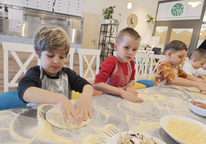 "Jak powstaje pizza?" - czyli kulinarne warsztaty w gr. XII