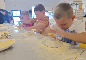 "Jak powstaje pizza?" - czyli kulinarne warsztaty w gr. XII