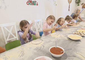 "Jak powstaje pizza?" - czyli kulinarne warsztaty w gr. XII