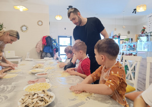 "Jak powstaje pizza?" - czyli kulinarne warsztaty w gr. XII