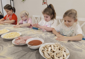 "Jak powstaje pizza?" - czyli kulinarne warsztaty w gr. XII