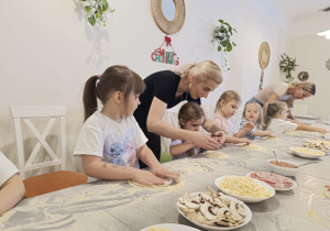 "Jak powstaje pizza?" - czyli kulinarne warsztaty w gr. XII