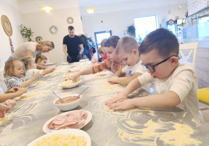 "Jak powstaje pizza?" - czyli kulinarne warsztaty w gr. XII