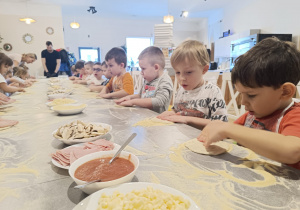 "Jak powstaje pizza?" - czyli kulinarne warsztaty w gr. XII