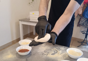 "Jak powstaje pizza?" - czyli kulinarne warsztaty w gr. XII