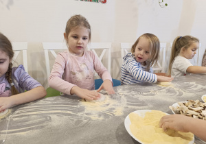 "Jak powstaje pizza?" - czyli kulinarne warsztaty w gr. XII