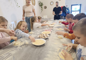 "Jak powstaje pizza?" - czyli kulinarne warsztaty w gr. XII
