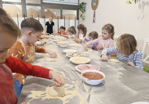 "Jak powstaje pizza?" - czyli kulinarne warsztaty w gr. XII
