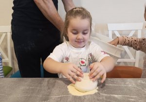 "Jak powstaje pizza?" - czyli kulinarne warsztaty w gr. XII