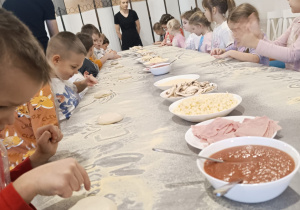 "Jak powstaje pizza?" - czyli kulinarne warsztaty w gr. XII