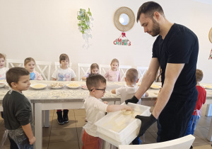 "Jak powstaje pizza?" - czyli kulinarne warsztaty w gr. XII