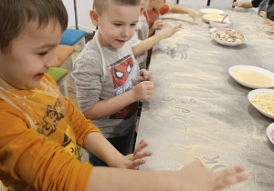 "Jak powstaje pizza?" - czyli kulinarne warsztaty w gr. XII