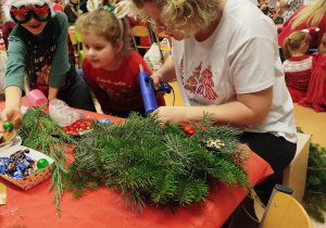 „Świąteczne wianki” – warsztaty bożonarodzeniowe w gr. XII