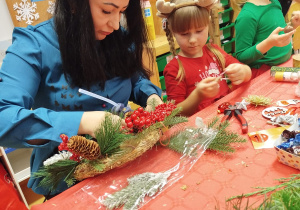 „Świąteczne wianki” – warsztaty bożonarodzeniowe w gr. XII