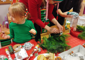 „Świąteczne wianki” – warsztaty bożonarodzeniowe w gr. XII