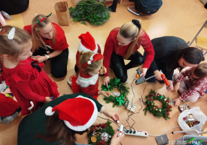 „Świąteczne wianki” – warsztaty bożonarodzeniowe w gr. XII