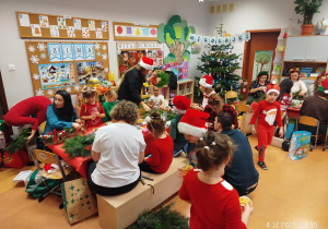 „Świąteczne wianki” – warsztaty bożonarodzeniowe w gr. XII