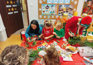 „Świąteczne wianki” – warsztaty bożonarodzeniowe w gr. XII